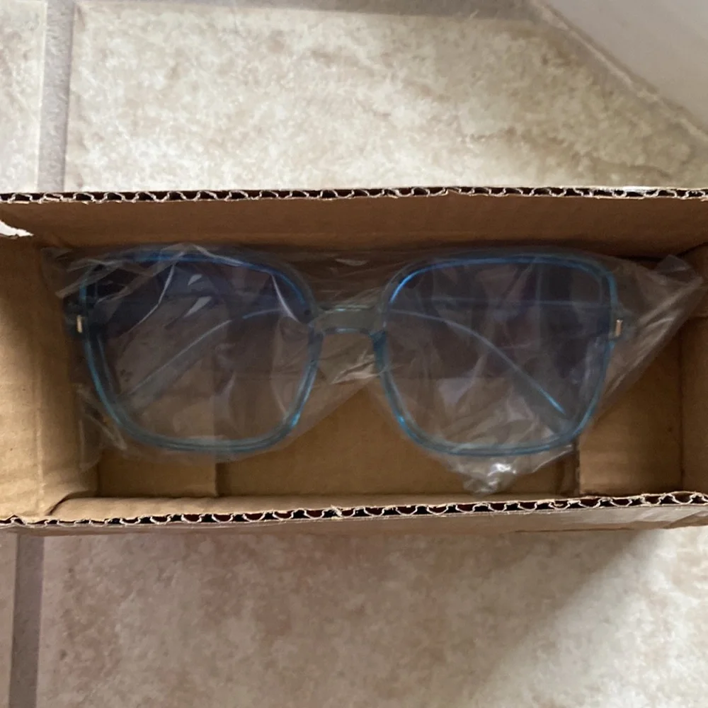🆕OVERSIZED LIGHT BLUE SUNGLASSES- NIB
